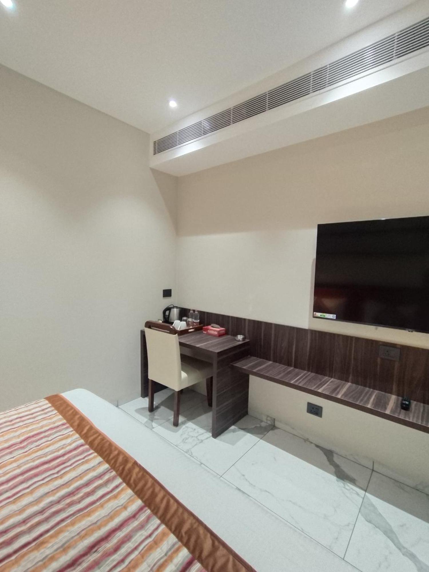 Hotel The Sm New Delhi
